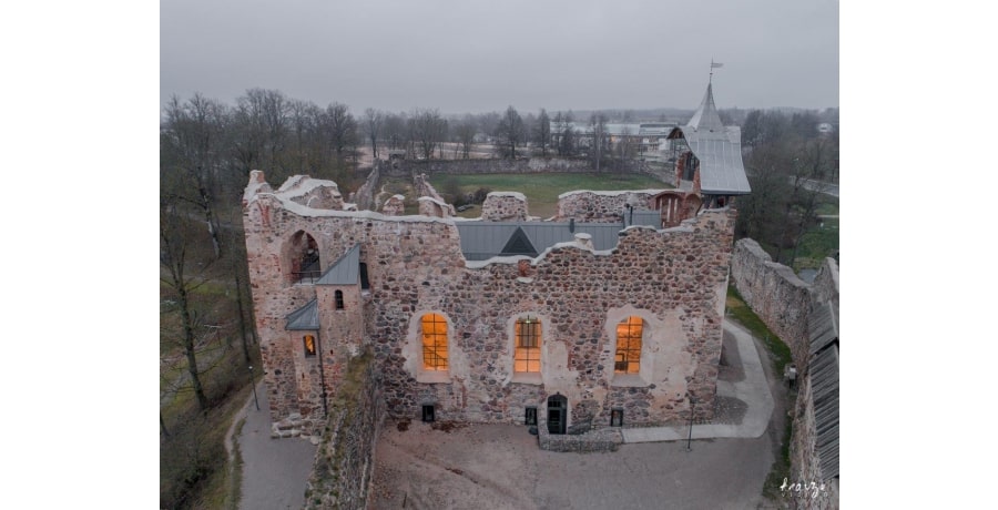 Stiklotas fasādes, logi un durvis